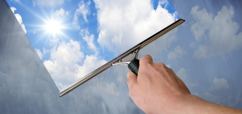 Pulizia vetri milano: lavaggio professionale per le finestre