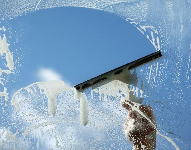 Come pulire i vetri in modo professionale