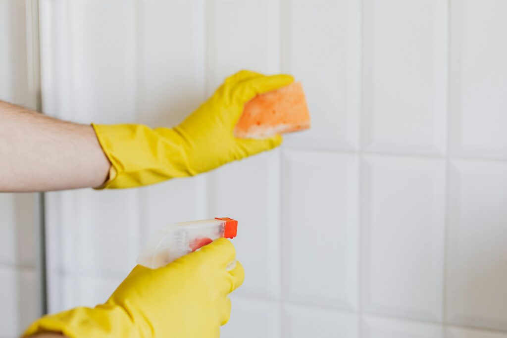 Come pulire bene le piastrelle del bagno